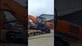 "Slip!!!" Excavator fail to load on low boy truck