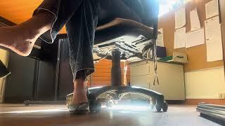 Retour dangling au bureau / dangling at Work #shoeplay #dangling #feet