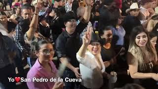 Baile dia de San Pedro 2024: Doña Beba y Don Pancho se cubren la lluvia con una sombrilla