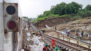 BEGINILAH SITUASAINYA SAAT KERETA MELINTAS DI PINGGIR REL LONGSOR.