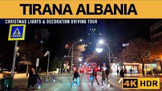 TIRANA ALBANIA NË MBRËMJE, SHËTITJE NË TIRANËN ME DRITAT E FESTAVE POR ME SHUMË TRAFIK [4K]