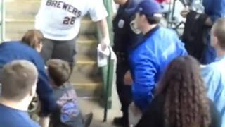 Młody najebkowiczz na meczu Baseball'a :) / Drunk Kid In Baseball Game