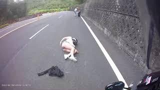 熱褲妹跑山摔車！痛苦遮屁呻吟：我的內褲（備份）｜網友：「可以分手了」｜苗栗台3線103k｜行車紀錄器｜【龍仔TV】
