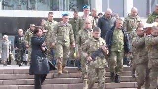 Центр Кременчука на хвилину завмер: місто прощалося зі своїм Героєм