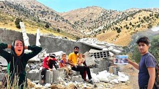 The moment of destruction of the symbolic beach house and other nomadic houses, Pern Zulfa