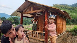 A 20-year-old single father build a house out of wood. Live off the grid