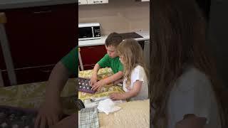 Конфеты сразу с порога #многодетнаясемья #буднисмалышом #дети #погодки
