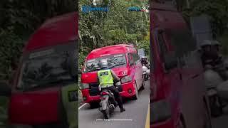 Aksi Seorang Polantas HADANG Minibus yang Menerobos Lawan Arah Karena Macet!