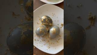 🪺Adding a touch of golden magic to our egg coloring tradition this year with shimmering gold leaf