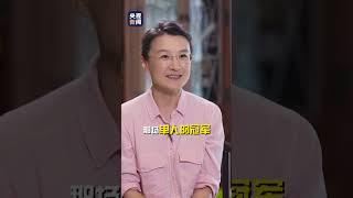 董倩在准备采访孙颖莎之前，被她的一张照片吸引住了：“孙颖莎像一位大将军一样，胸中有千军万马。”