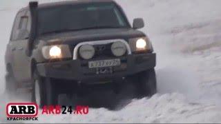 ARB24 Toyota Land Cruiser 105 GX на высокой скорости едет по снегу