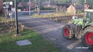 Belgio, un treno si schianta contro un autoarticolato al passaggio a livello