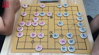 黑方业9接受一切来挑战的象棋爱好者，就是这么的自信，真精彩