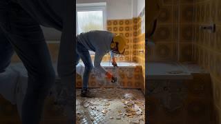 WIR RENOVIEREN DAS BADEZIMMER IN UNSEREM HAUS 🫢! TEIL 2 #renovation #haus #makeover #badezimmer