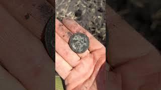Доехали до нужного места. Моментальные находки!Первее всех