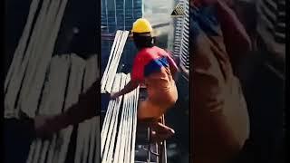 مايفعله هؤلاء العمال لايصدق
