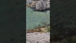 Очень красивая вода , прозрачная , чистая, видно дно, бирюзовая вода. Ирландия Great Pollet Sea Arch
