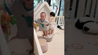 自己把自己摇开心了#一起长大一起玩耍 #今日份小可爱已上线 #龙凤胎