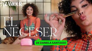 Daniela Santiago: ¿Qué lleva en el neceser la protagonista de “Veneno”? | Glamour España