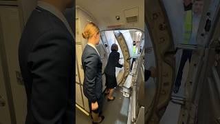 Старший бортпроводник UTair закрывает дверь самолёта Boeing 737, летим из Самарканда в Москву