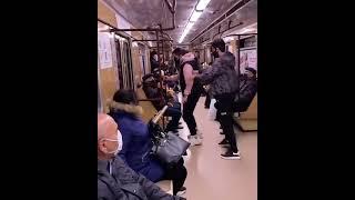 Bakı metrosunda gənclərin elədiyi zarafat