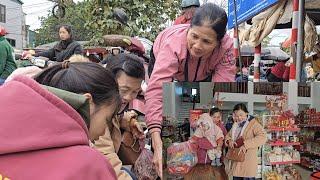 Single mother happy when kind woman takes her to see spring market on Tet holiday. Ly Vy Ca