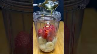 Strawberry milkshake. Клубника, банан, мёд. Быстро вкусно полезно #shots #strawberry #food #shorts