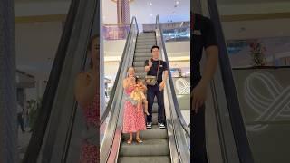 Crazy Frog Dance in the escalator  #simonsaysvlog #zaramon #zaralopez #simonjavier #zaramonfam