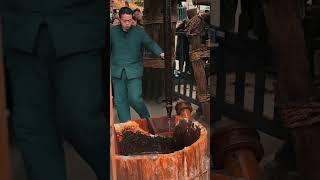 Múc nước dưới giếng