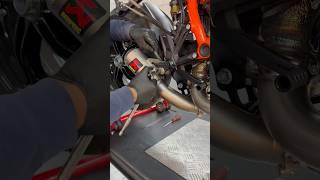 Montage van het Akrapovic race systeem op de KTM 1390 Super Duke R van @EnzoKnol  #ktm #shorts #kp