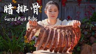 Enjoy savory meat on the bone and a warm bowl of cured pork rib soup as the year ends.【滇西小哥】