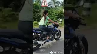 ladki bike chala rahi hai