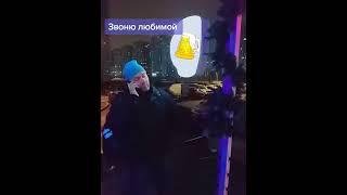 В пятницу вечером муж звонит жене...