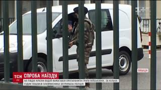 У Франції автомобіліст намагався переїхати військових і втекти