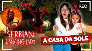 SOFI E GIADA VEDONO LA DONNA MISTERIOSA SERBIAN DANCING LADY CHE BALLA NEL GIARDINO CHE PAURA!