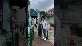 #郑嘉颖 携妻子陈凯琳逛澳门，一个60后，一个90后，完全看不出两人相差22岁！果然真爱不分年龄，如今事业爱情双丰收