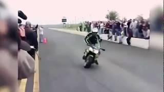 CERCA DI FARE UN' ACROBAZIA IN MOTO MA FINISCE MALE