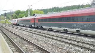 ÖBB 1116 247 Wiener Städtische mit einem Railjet nach Salzburg Hbf. Bei der Abfahrt in Vöcklabruck.