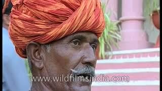 Rajasthani nomad sings famous Rajasthani song "Kesariya balam padharo mhare desh"