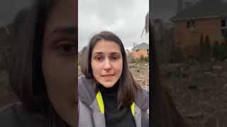 Галина Янченко показывает бомбардировки домов путинской армией в Украине.