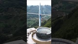 这里不仅是服务区，还是一个免费的3A景区，站在观景平台上就能看到世界最高的混凝士高塔桥“平塘特大桥”