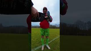 His goalkeeper gloves didn’t fi  #goalkeeper #goalkeepers #football