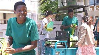 Today, I'm helping auntie sell corn on the street! She's got so much corn