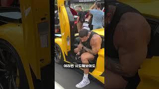가장 키 큰 남자는 자동차에 앉을 수 없었어요
