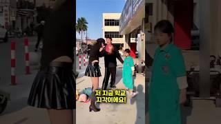 소녀가 어린 소녀의 헬멧을 훔쳤다