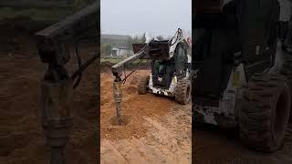 Bobcat S76 Бурит сваи для фундамента дома.