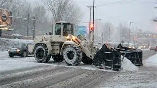 PLOWING SNOW IN MONTREAL SNOWSTORM DECEMBER 2016