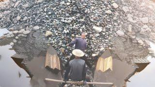 Barge unloading 3660 tons of large cobblestone November 26 - Vlog of work on the barge