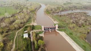Водоподъемная плотина с высоты птичьего полета