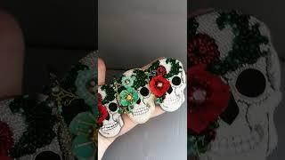 Три весёлых Роджера, все разлетелись#брошь#брошьчереп#ручнаяработа#shorts#handmade#вышивка#топ